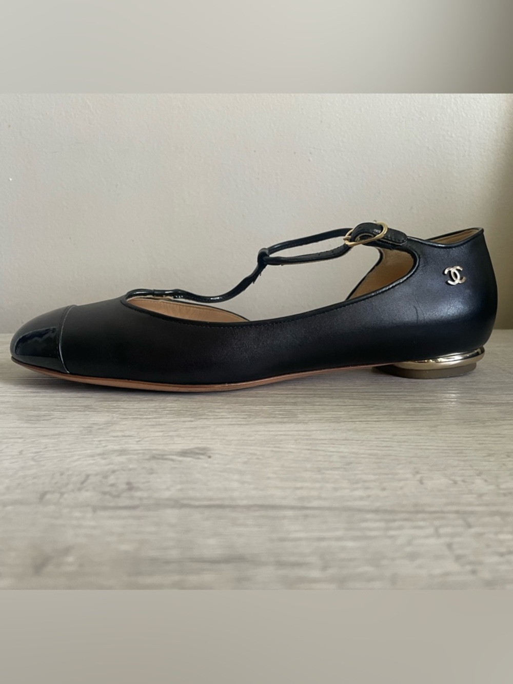 Pre-Owned Authentic 2012 CHANEL Black Leather T-Strap Ballet Flat w/ Gold Accent - Picture 7 of 12